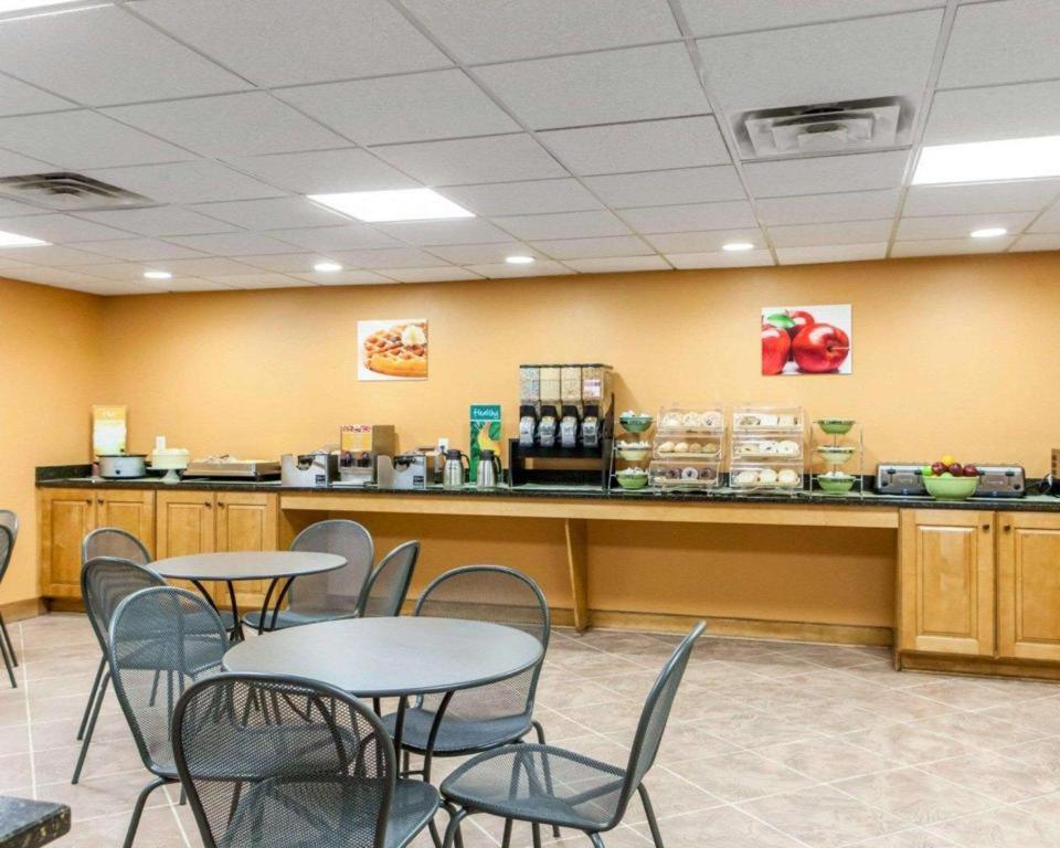 Quality Inn & Suites Ames Conference Center Near Isu Campus Dış mekan fotoğraf