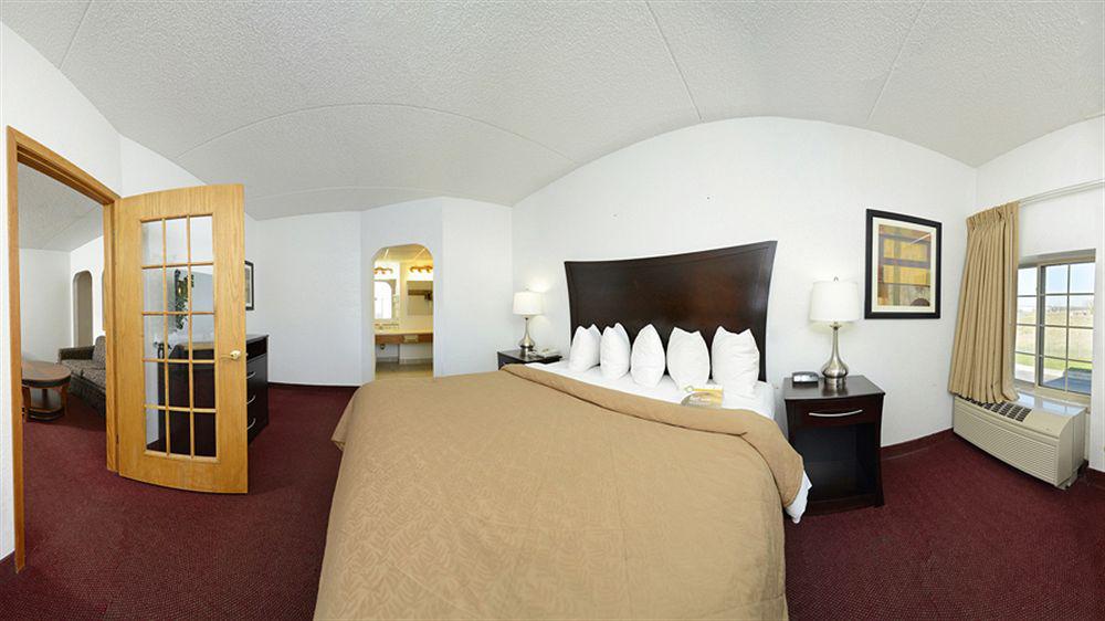 Quality Inn & Suites Ames Conference Center Near Isu Campus Dış mekan fotoğraf